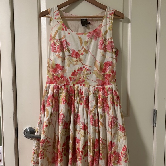Taylor Short Floral Dress (size 8) - Picture 1 of 5